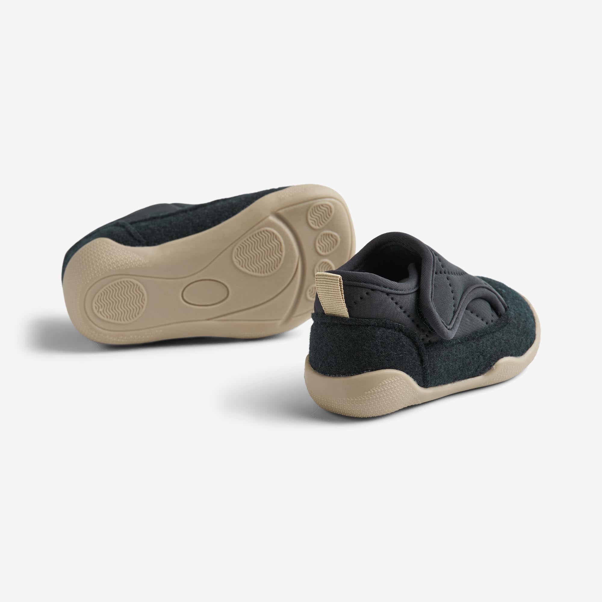 celebrate-your-favorite-sports-team-with-indoor-schuhe-mulle-navy-fashion_1.jpg