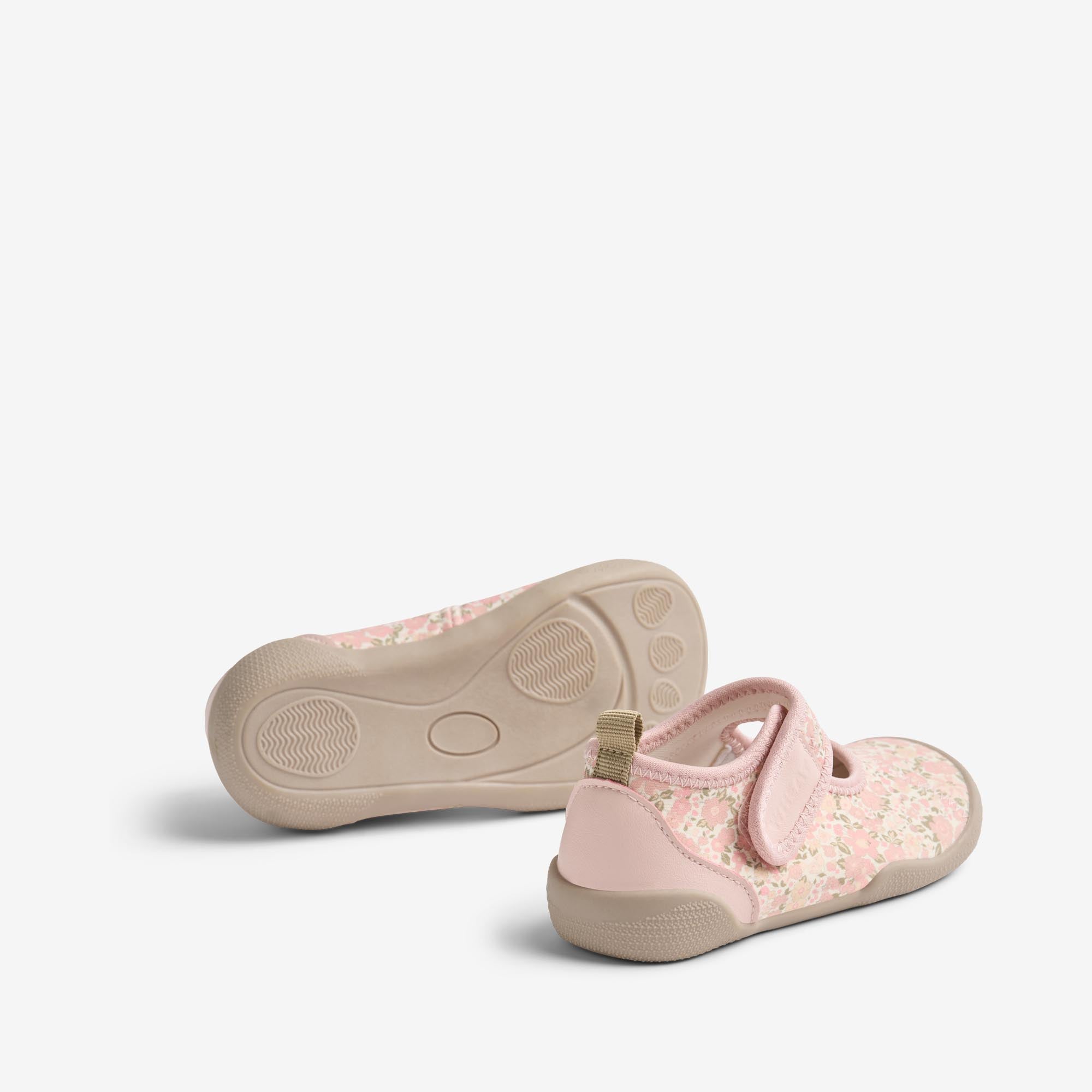 a-place-for-all-your-needs-to-shop-strandschuh-wavey-ivory-flower-meadow-supply_2.jpg
